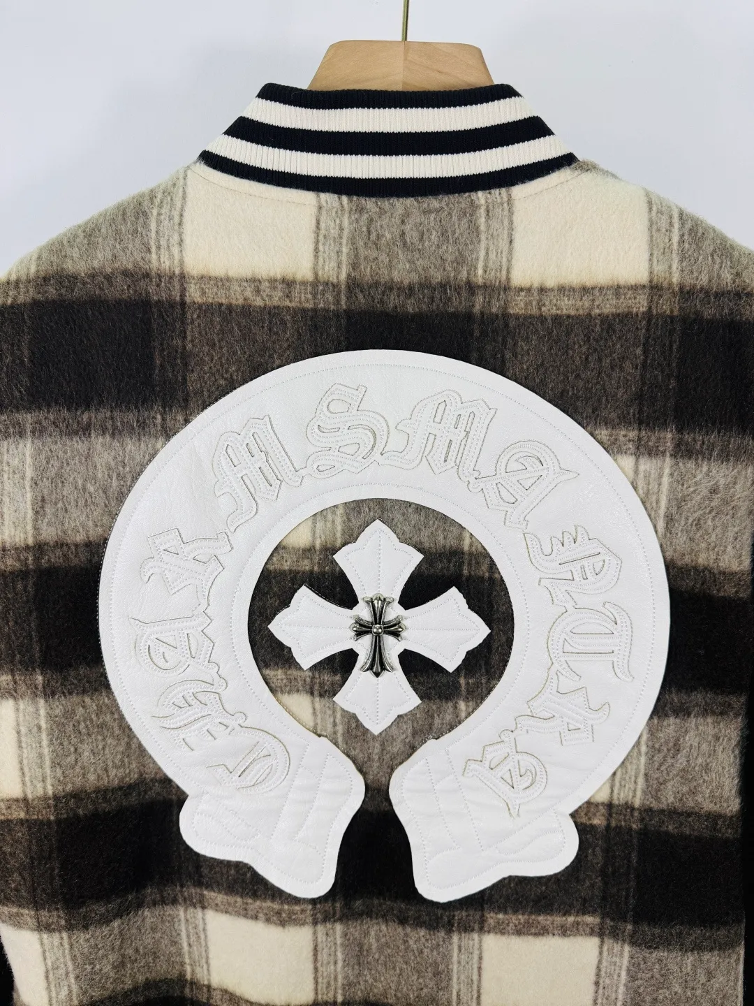 P520 top version 🐮 Real shot without P, ​​different from market products] Chrome Hearts 🍁Winter clothing is coming🍁 Sanskrit cross woolen leather sleeves spliced ​​baseball embroidered cotton jacket, heavy embroidery ➕ both sleeves and whole leather, counter synchronization, heavy industry! ! Customized version of thickened woolen fabric, silk lining, customized version of hardware, not the ordinary version on the market! ! Recommended color: wool plaid with leather Code numbers: S, M, L, XL